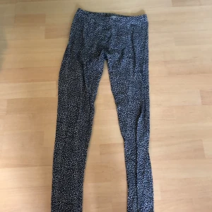 Tajta och bekväma byxor 💖 - Sköna prickiga byxor som tyvärr är försmå för mig. 