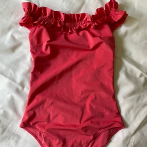 Off shoulder badräkt - Off shoulder badräkt med volanger.  Sitter bra och går också att använda med banden över axlarna.   OBS! Aldrig använd som badräkt (endast över andra kläder som utklädnad en gång)