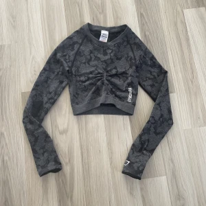 Gymshark topp - Säljer denna långärmade topp från Gymshark då den inte kommer till användning. Storlek XS, mycket fint skick!😊 Köparen står för eventuell frakt!