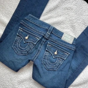 True religion jeans - Super fina nya true religion jeans som tyvärr var försmå för mig. Har klippt slitts på jeansen men de syns inte på bilderna. Pris kan diskuteras!💞