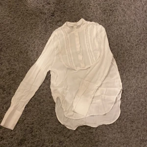 Blus - Vit blus i storlek 36.
