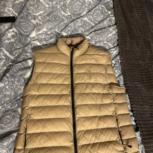 Morris väst - Extremt fin väst från morris! Nyskick endast använd ett par gånger.. Storlek medium men den är lite stor i storleken, för stor på mig och då är jag 178 cm lång och väger ca 70kg! Den är en flärp bak vid sluter av ryggen! Se sista bild Nypris ca 2000 