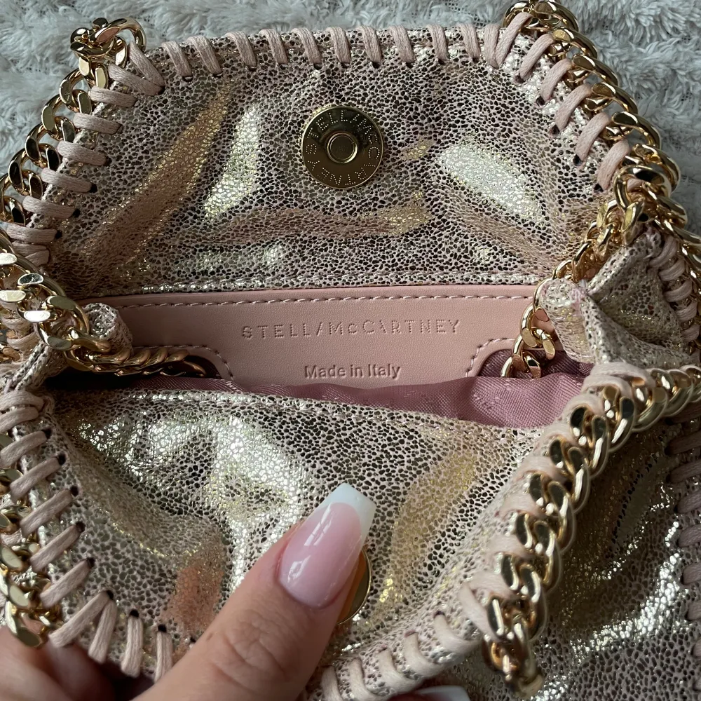 Intressekoll på min superfina rosa/guldiga Stella McCartney väska i storleken Tiny tote!💕 Fler bilder finns! Använd ej köp nu gärna! . Väskor.
