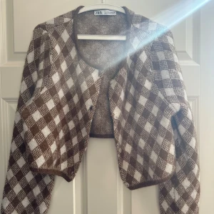 Zara stickad tröja - Sedd på Jennie från Blackpink