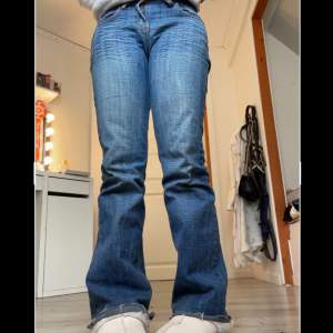 Low waist bootcut jeans, säljer för jag inte använder dom längre 