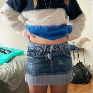 Lågmidjad kjol - Sååå fin kjol!! Mini kjol med lågmidja, gylfen är dock sönder men inget man direkt tänker på när man har den på sig skulle jag säga, storlek S som passar 34/36🥰