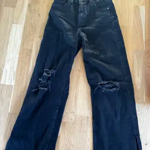High/mid Rise barn jeans i färg svart från H&M.Snygga hål på knäna(inte en defekt).Säljer pga för små. Väldigt bra skick