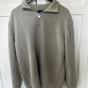 Half zip  - Grön half zip i fint skick. Alla priser är diskuterbara. Tveka inte på att skriva vid funderingar🤩