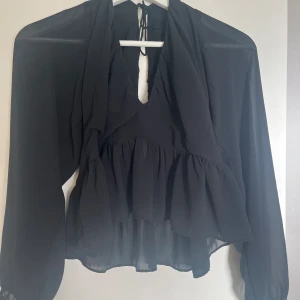 Blus - Säljer denna superfina blus med v ringning i ryggen med justerbart band, populär från H&M