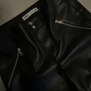 Ett par svarta läderbyxor med dragkedja vid fickorna framtill samt sidan vid byxkanten från Zara i strl 36!💓