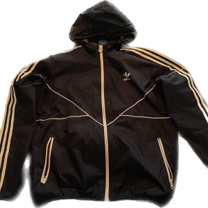 Baggy vintage Adidas vindjacka L - As fet vintage Adidas vindjacka i storlek L. Den är i toppskick!!! Färg Marinblå Pris kan diskuteras‼️