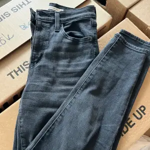 Säljer ett par Levi’s High waisted mom jeans, köpta på Nelly. Sparsamt använda W25/L29 Köpta för 799kr, säljes för 300kr Frakt tillkommer