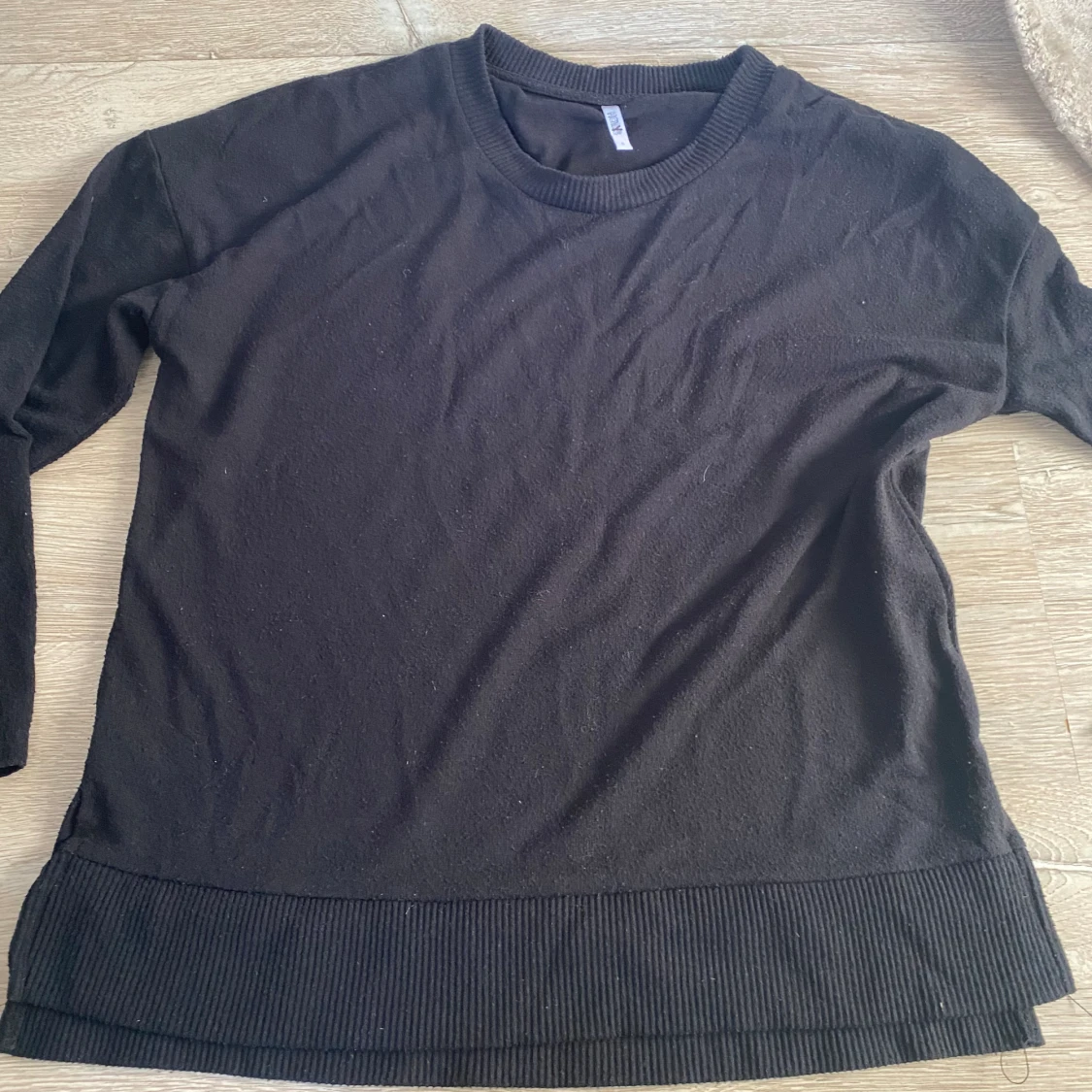 Stickad tunnare tröja med slits