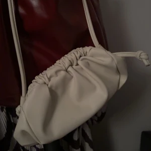 VÄSKA - Säljer en beige super fin väska från Gina, går att ha som clutch💞