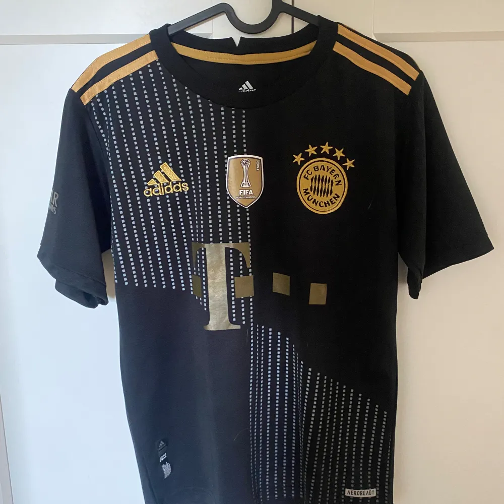 Fifa World cup Champions edition från säsongen2021/22. Den är knappt änvänd så i mycket gott skick! . Sportswear.