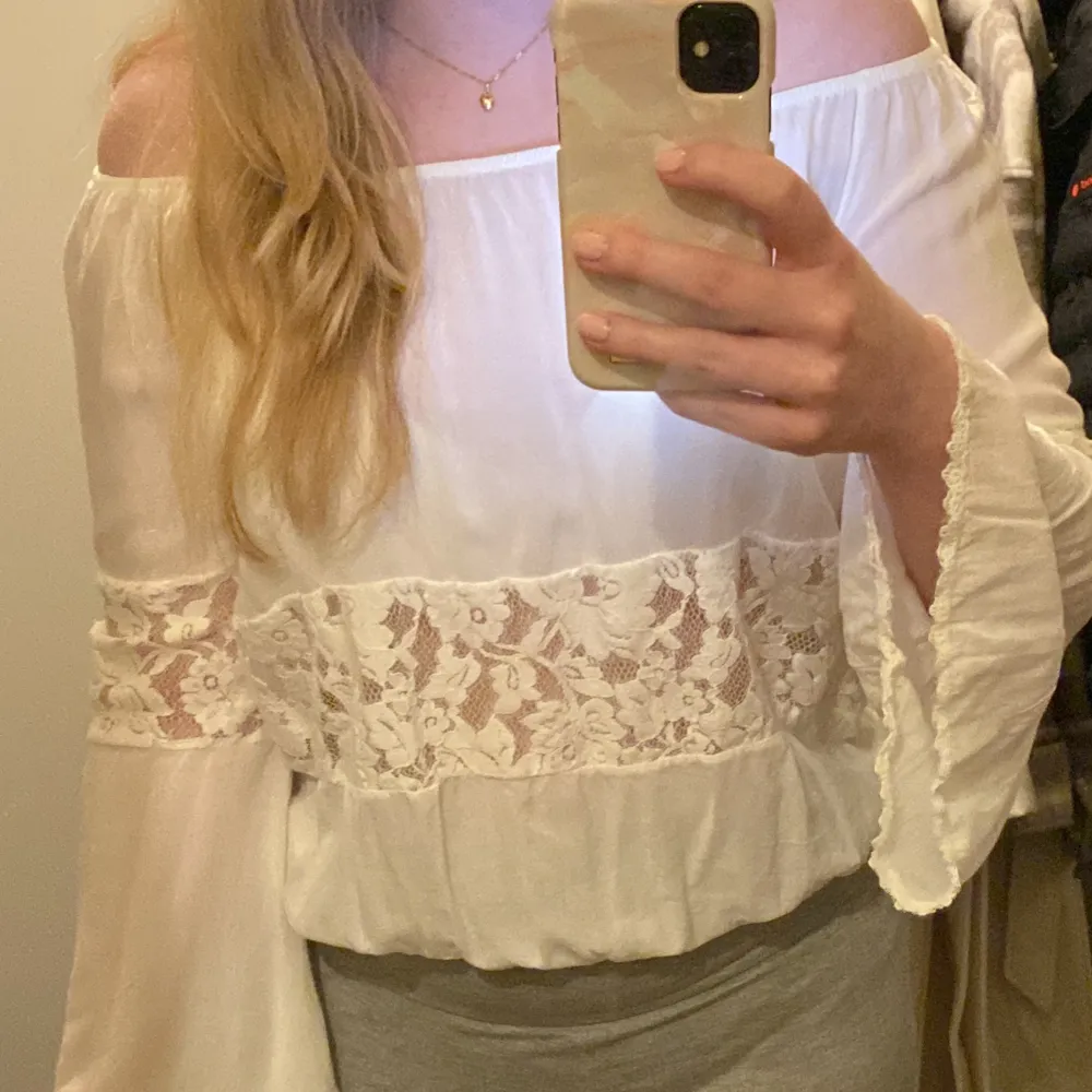 off shoulder blus med spets och vida ärmar. Står ingen storlek men passar mig som har M i klädstorlek. Använd fåtal gånger off shoulder är inte min stil. Blusar.