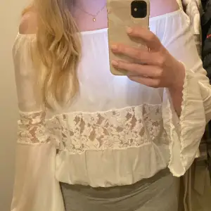 off shoulder blus med spets och vida ärmar. Står ingen storlek men passar mig som har M i klädstorlek. Använd fåtal gånger off shoulder är inte min stil