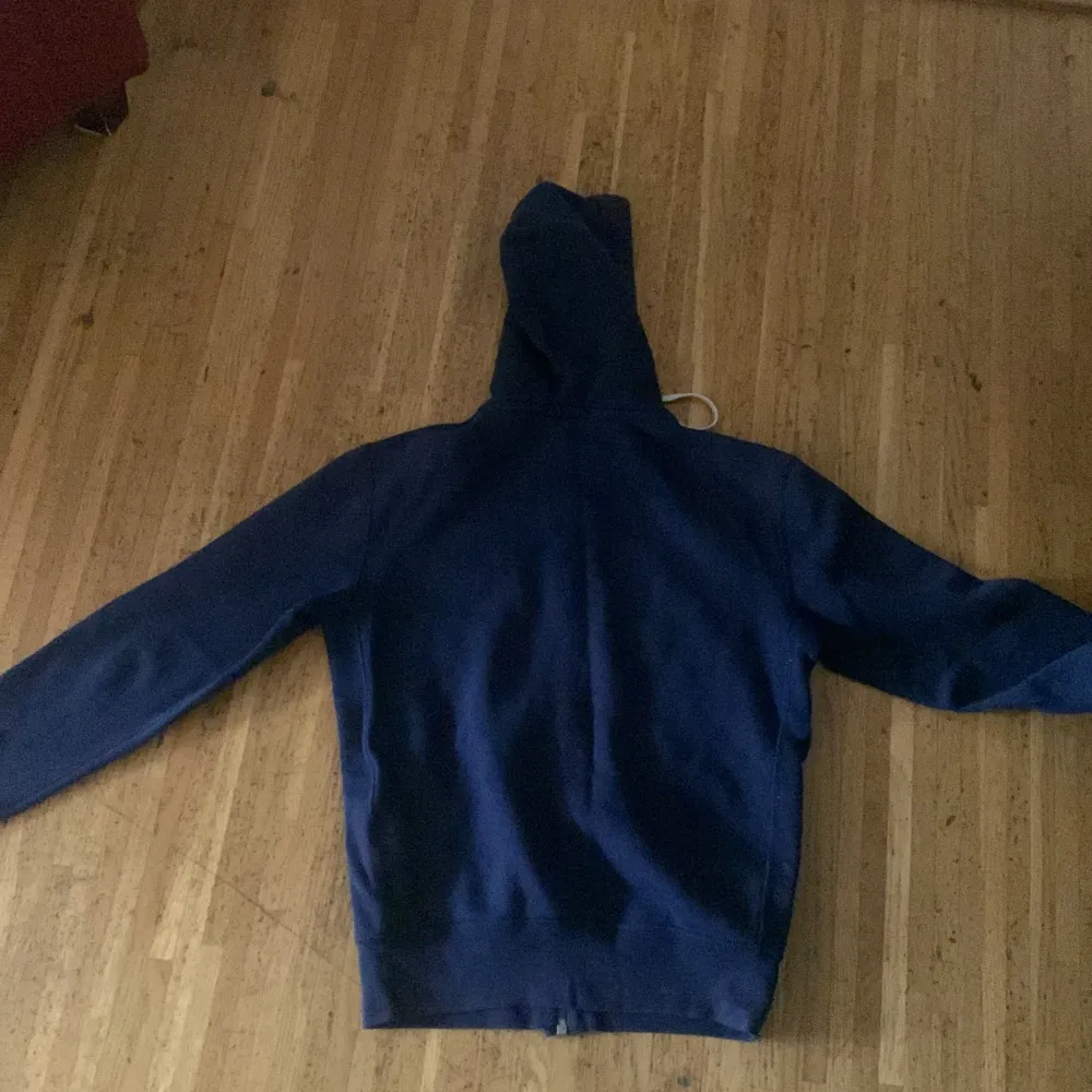 Tjena folket säljer nu min raffe zip hoodie pga den är för liten. Skicket är 8/10.  Den är mörkblå . Hoodies.