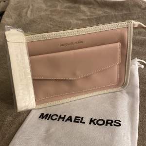 Säljer nu min helt nya Michael Kors nesesär då jag fick en annan som jag tycker om bättre! Super fin och aldrig använd, plasten sitter kvar på handtaget!💗🥰 Pris kan diskuteras vid snabbt köp! 