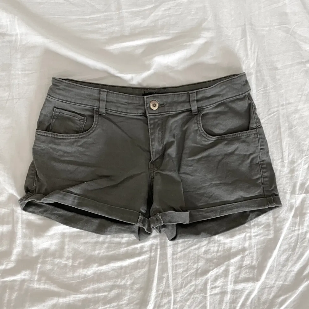 Militärgröna shorts! Low waist💗 från Hm, strl 36. Snygga till sommaren 🫶🏻. Shorts.