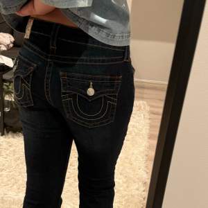 True religion jeans i modellen Becca (mid Rise bootcut) i strl 30. Nypris 1199kr och är endast använda 3 gånger 