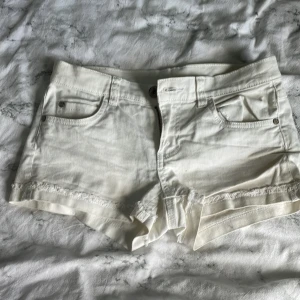 Vita shorts - Hej jag säljer dom här shortsen och dom är jätte fina och passar på mig som är 167.💕