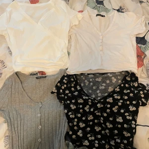 4 t-shirts - Aldrig använda. Säljs både styckvis eller i pack. 1 tröja 75kr, 2 tröjor 120, 3 tröjor 180, 4 tröjor 200kr. 
