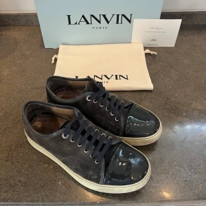 Lanvin DBB1 - Sjukt feta skor från lanvin i uk6 vilket motsvarar 39 EU men sitter större så skulle passa 40-41. Det är  en skada på captoen på ena skon. Box, två dustbags och äktighetsbevis ingår vid köp. Skriv i pm vid funderingar eller om fler bilder önskas