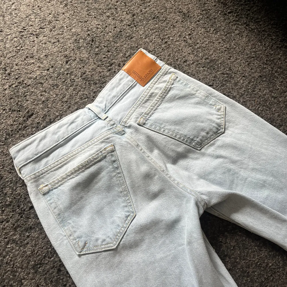 säljer mina low waist jeans ifrån Bikbok i en jättefin ljusblå färg!! Använd få gånger, där med inga defekter alls!. Jeans & Byxor.