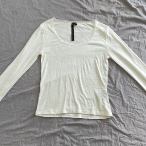 Långärmad vit tröja - Vit tröja i storlek M. Bra skick och har bara varit använd ett fåtal gånger.  Kan diskutera priset.