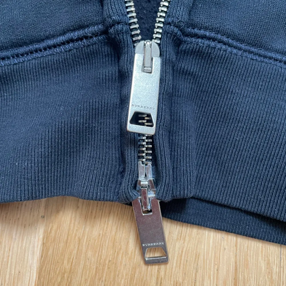 En riktigt snygg zip hoodie från ”Burberry” i väldigt bra skick 9/10. Det finns inga hål eller skavanker på tröjan. Äktehetsbevis från ”Vestiaire” finns (Pris kan diskuteras).. Hoodies.