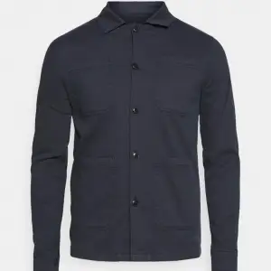 Hej säljer min lindberh overshirt  Nypriset på dessa är 1000kr~  Min är helt ny i storlek M  