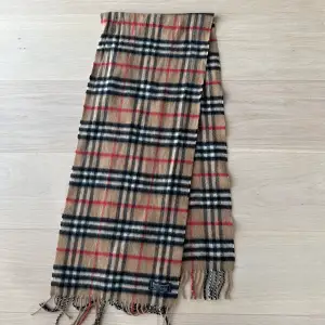 STEAL Säljer min burberry scarf, använd men inga flaws
