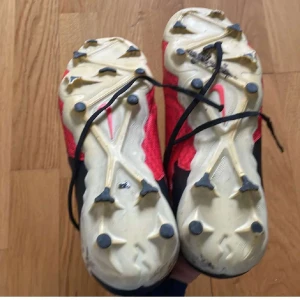 Nike phantom gx röd och svart - Bra kvalitet men ett litet hål där bak i strumpan på ena skon