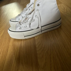 Sneakers  - Converse med den tjockare sulan. Använda två gånger. Säljes pga något för stora för mig. 