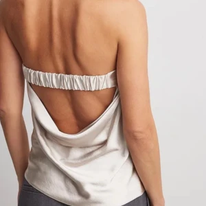 Topp - Snygg topp från NAKD. Helt oanvända med prislappen på då den inte kommit till användning. Skicka för egna bilder💕