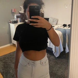 Ljusblåa högmidjade jeans  - Jag är 160cm lång och dom är perfekt längd för mig. 