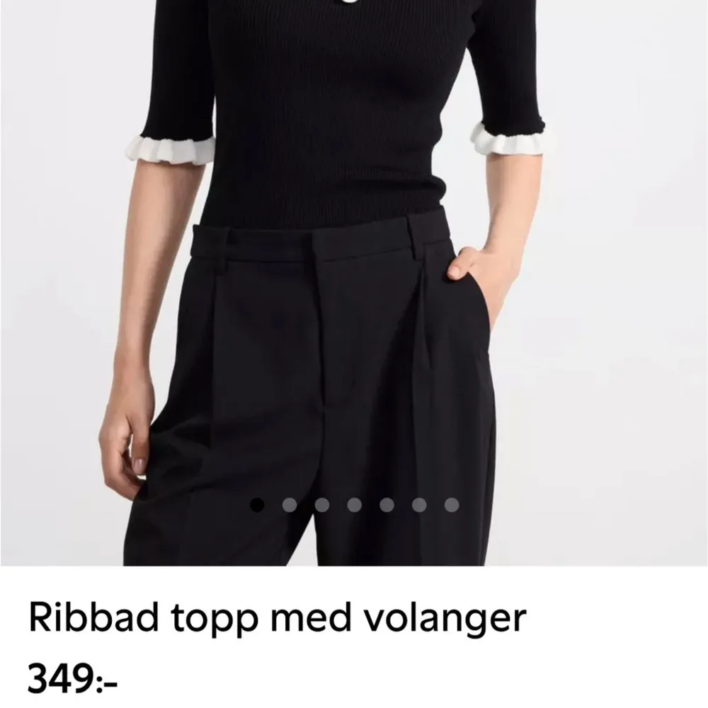 Svart blus med knappar, använd en gång! Köpt för 349kr. Hittar ej på hemsidan i detta nu.. Blusar.