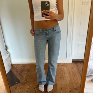 Lågmidjade Levis jeans  - Jag på bilden är 170cm.  Midjemåttet: 37cm (rätt över )  Inerbenslängd: 77cm Inga defekter 💕 använd dig utav köp nu🫶 
