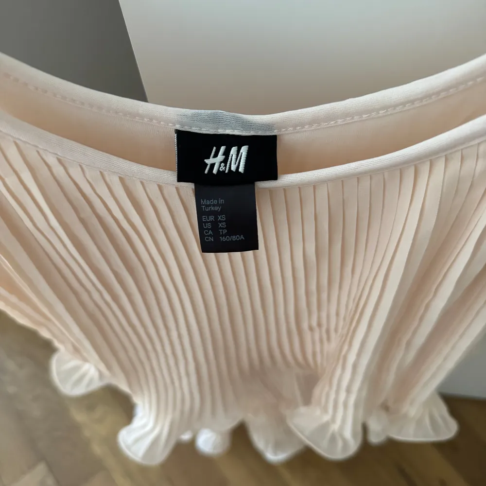 Rosa volangklänning från H&M, helt ny och aldrig använd i storlek xs 🩷🩷. Klänningar.