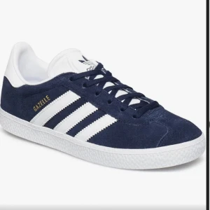 Marinblå gazell skor - Jätte fina gazell skor i bra skick, färgen är lite blek men annars jätte fina som funkar utmärkt till ett barn:) bra pris också kan även förhandlas vid snabbbäffar