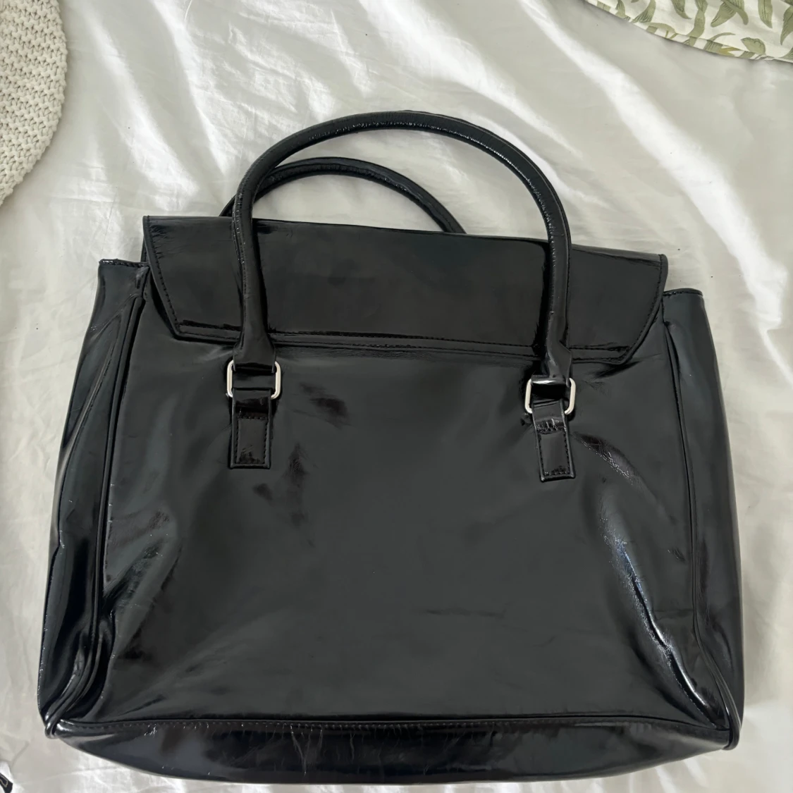 Svart handväska i lack - 90