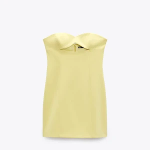 Zara yellow dress - Säljer oanvänd populär zara axelbandlös klänning i baby gul färg. Endast testad prislapp fortfarande kvar, strl M men passar även S  Orginalpris 200kr Säljer för 150kr
