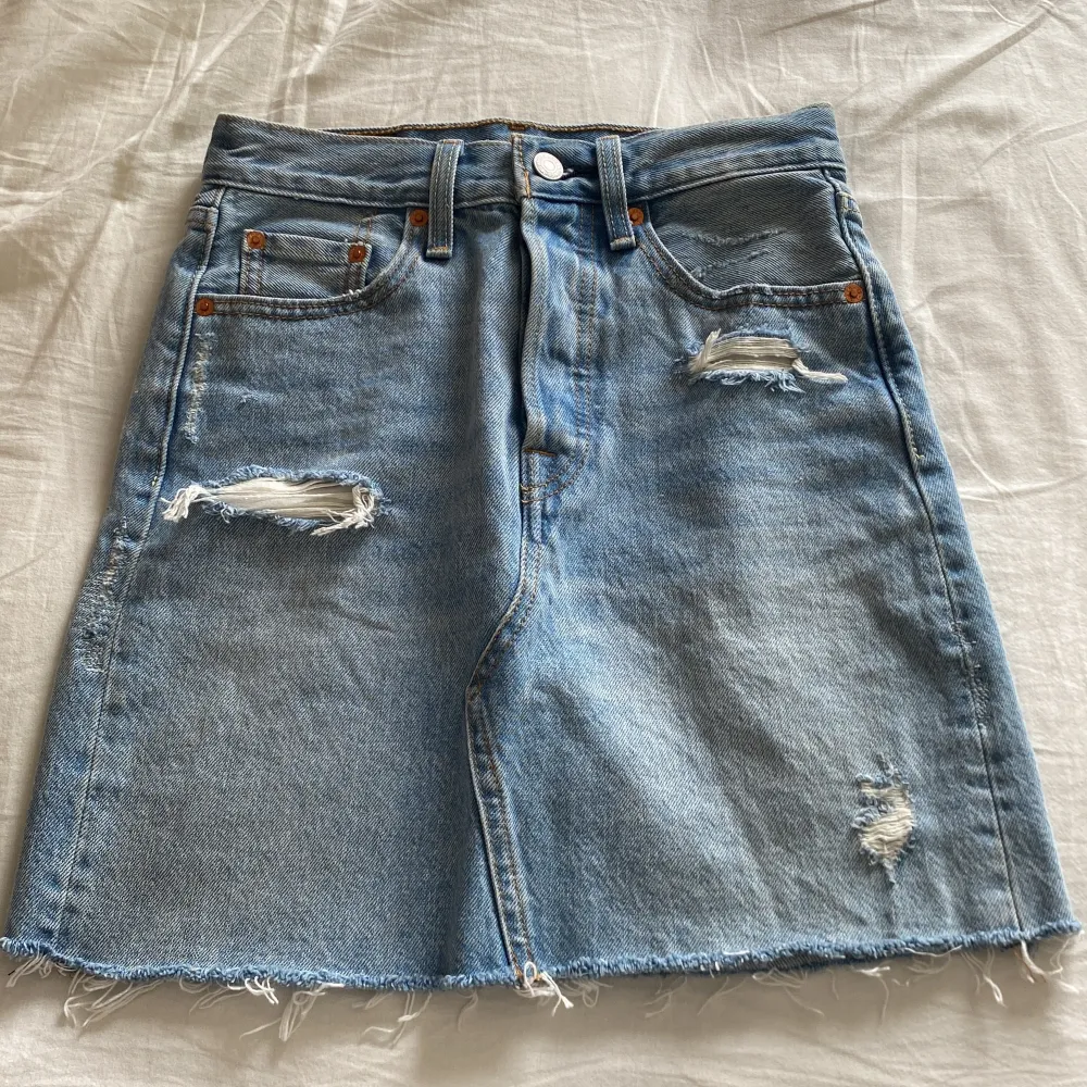 Snygg Levi’s jeans kjol. Säljs då den inte kommer till användning längre. Slutar lite innan knät, men går att klippa av för att få kortare. . Kjolar.