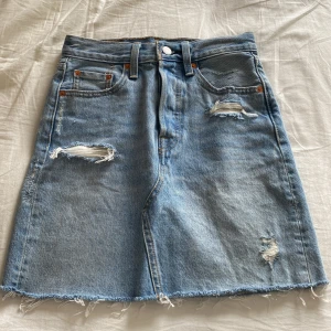 Snygg Levi’s jeans kjol - Snygg Levi’s jeans kjol. Säljs då den inte kommer till användning längre. Slutar lite innan knät, men går att klippa av för att få kortare. 