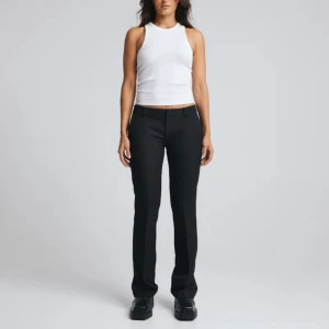 Kostymbyxor  - Lågmidjade kostymbyxor med slits från bikbok🥰 Dom är i nyskick och är nån cm för långa för mig som är 160cm men funkar ändå💕 Säljer så jag inte använder dom längre men de är i nyskick🙏🏻Dom är uppsydda så bara att sprätta upp om man är längre💕