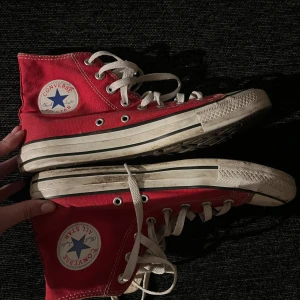 Converse - Röda converse i okej skick❤️