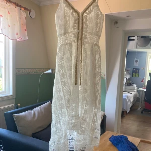 Lång vit klänning med spets - Säljer denna fina vita klänning, den är köpt på någon marknad utomlands, säljer för 40 kr. Inga defekter eller fläckar, kontakta mig privat vid intresse eller frågor💓 Säljer även en liknande vit klänning i min profil