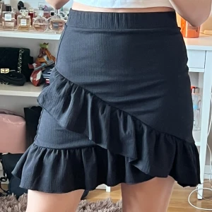Volangkjol - Svart kjol med volang🖤