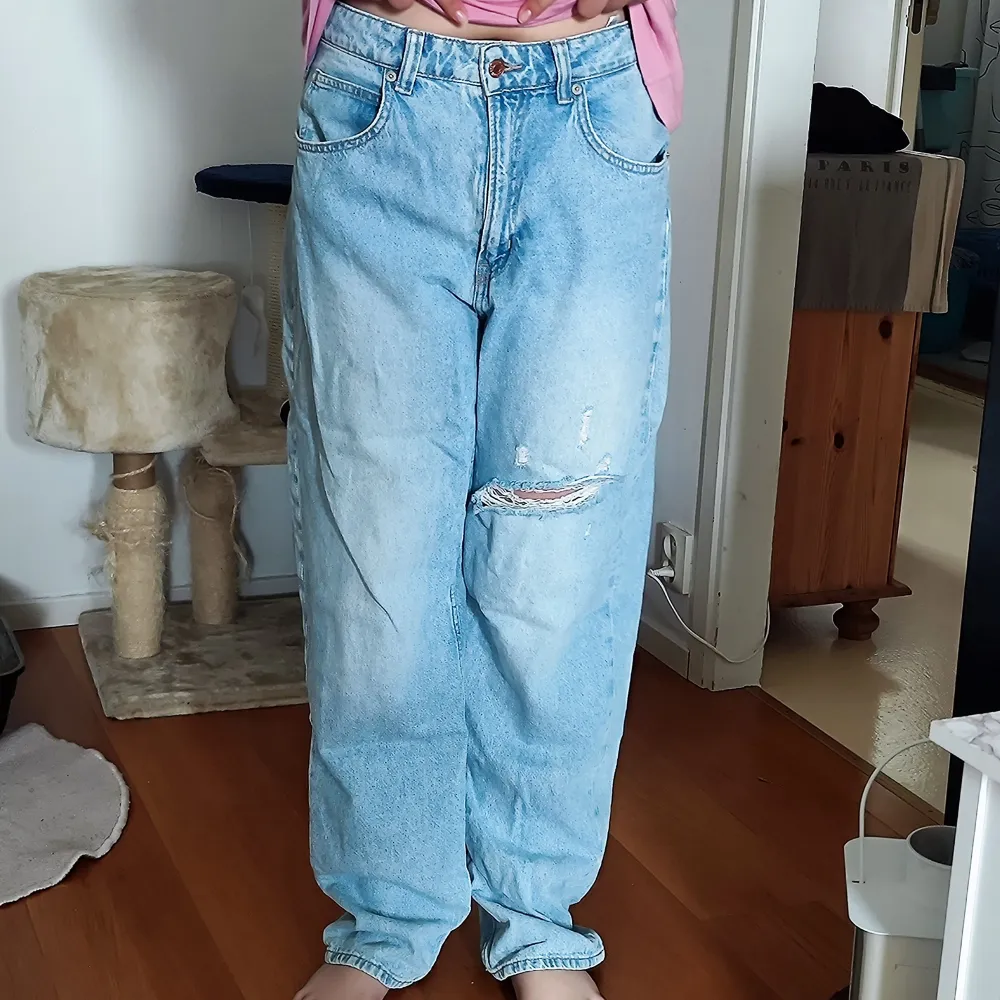 Jeans i fint skick. Använda få gånger. Inget slitage mer än det ska vara. Baggy stil på modellen. Storlek 42. Jeans & Byxor.